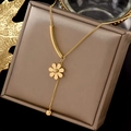 Elegante goldene Blumenkette mit glatten Metallstäben auf Schmuck-Displaybox - Gold
