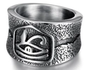 Makroansicht des Vintage-Punk-Rings mit Horusauge-Symbol und Felsstruktur - US-Größe 7 / Auge des Horus (23203) / Silbergrau
