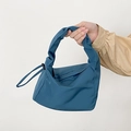 Sac baguette bleu marine en nylon avec détails de cordons latéraux et poignée large - Bleu lac