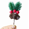 Detailansicht eines DIY-Weihnachtszweigs mit Tannennadeln, roten Beeren und echtem Zapfen - SY-Doppelblatt-Doppelfrucht (Falscher Zapfen)