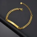 Detaillierte Nahaufnahme des goldenen Edelstahl-Panzerarmbands mit leerer ID-Plakette - Panzerkette / Gold