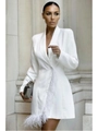 Detail van de witte blazerjurk met elegante veren bies en manchetten met een V-hals - S / Wit