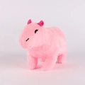 Vue détaillée du jouet en peluche capybara rose debout sur un fond de couleur pastel - 17cm / Rose