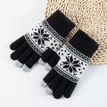 Winter thermal knit gloves with black and white Nordic snowflake pattern and touchscreen tips - One Size / Black