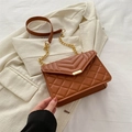 Sac bandoulière marron matelassé avec chaîne dorée et texture élégante à losanges - Marron