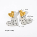 Makroansicht strukturierter Herzohrringe aus 18K Gold und Silber mit Hammerschlag-Optik - Gold und Silber Zweifarbig