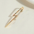 Detail einer blitzförmigen Ohrmanschette in Gold mit bunten Regenbogen-Zirkonia-Steinen - Mehrfarbiger Zirkonia Blitz Stil (ES2429-4)
