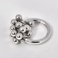 Detail van gepolijste zilveren metalen kralen op een minimalistische roestvrijstalen ring - US 5 / Zilver