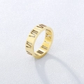 Dettaglio macro di un anello in acciaio al titanio dorato con intagli a numeri romani - Oro
