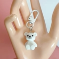 Dettaglio di un portachiavi a forma di orsetto bianco in resina con gancio a D bianco - Ciondolo a Orsetto / Bianco