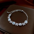 Detail von Zirkon-Vierblatt-Blumenarmband mit hellblauem Katzenaugenstein und verstellbarer Kette - Silber (14#)