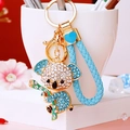 Funkelnder Koala Schlüsselanhänger mit Strass, blauem Band und goldener Metallring - Himmelblaues Seil + Blauer Koala