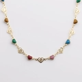 Collar dorado con colgantes de corazones brillantes de colores sobre fondo blanco - Colgante de corazón / Dorado