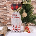Détail du cache-bouteille de vin avec gnome de Noël, carreaux rouges et texte Merry Christmas - Sac Bouteille Gnome Carreaux Rouge Noir