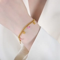 Bracciale vintage dorato stile francese con ciondoli luna rosa e stella sul polso - Bracciale / Rosa Smalto Oro