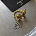 Anillo abierto de latón bañado en oro de 18K con diseño escultórico orgánico - Dorado
