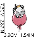 Toppa ricamata mucca su palloncino rosa con dimensioni dettagliate di 7,3x3,9 cm - Mucca Volante con Palloncino (N. 19)