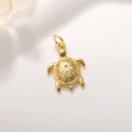 Macrodetail van een gouden schildpadhanger met zirkoon en gegraveerde patronen - Rug Zirkoon Ingelegde Gouden Schildpad (A0073)