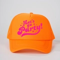 Dettaglio del cappellino trucker arancione con scritta rosa Let's go Party! e rete - Taglia unica / Arancione