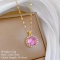 Detail van gouden ketting met ronde roze edelsteen hanger en fonkelende micro-inleg - Roze Zirconia Stijl (E513)