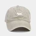 Gros plan sur une casquette en coton délavé vintage avec broderie de chien blanche - Kaki