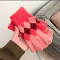 Dettaglio della morbida trama a maglia e motivo a rombi rosa sui guanti invernali touch - Taglia unica / Rosso Anguria