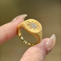 Minimalistische goudvergulde sterrenschildring met sprankelende zirkonia-inzet - Verstelbaar/Open / Goud