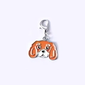 Dettaglio ciondolo cane beagle in smalto arancione con chiusura a moschettone in argento - 38 Cavalier King Charles