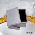 Scatola regalo per gioielli grigia 7x9cm con interno floccato nero e logo oro - Illustrazione Fata Bronzante / 7x9cm / Grigio