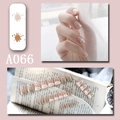Unghie finte nude con glitter argento e linee ondulate bianche, stile A066 - A066 Colline Chiare (A066)