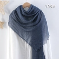 Sciarpa blu scuro in cotone e lino con bordi sfilacciati su una camicia bianca - Blu Notte (106)