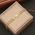 Gros plan d'un bracelet papillon doré avec incrustation de nacre et double rangée de cristaux - Style Papillon (4#蝴蝶)