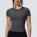 Gros plan détaillé du t-shirt de yoga gris foncé ajusté montrant la texture respirante - Gris Graphite