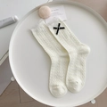 Chaussettes torsadées blanc crème avec dentelle élégante et un petit nœud noir - Taille unique / Blanc pur