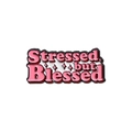 Spilla smaltata rosa con testo Stressed but Blessed, ombre rosse e piccole stelle - Frase ispiratrice Stressed but Blessed (QHXZ2402)