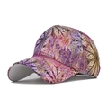 Dettaglio del cappellino tie-dye con motivi a foglie tropicali e finitura glitter metallica - Stile 04