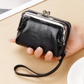 Piccolo portamonete da donna in pelle nera con chiusura a scatto argento e cinturino - Nero