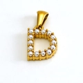 Collana dorata con pendente lettera D decorata con perle bianche su sfondo bianco - Lettera D (Ciondolo Singolo)