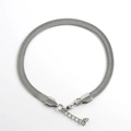 Flaches silbernes Schlangenarmband mit verstellbarem Karabinerverschluss auf weißem Grund - 5.0mm / Stahlfarbe