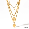 Detail einer goldfarbenen Mehrlagenkette mit Herzanhänger und Weltkarten-Charm auf Weiß - Dreilagiger Weltkarten- und Herz-Stil (KCD608)