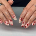 Unghie finte a mandorla nude con stelle rosse e dettagli in strass argentati - Unghie a Mandorla Francesi Stella Rossa (Stile Colla)