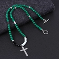 Dettaglio della collana con croce, pietre di malachite verde e chiusura a barra a T - Malachite