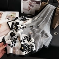 Elegante foulard in seta floreale bianco e nero drappeggiato su una borsa beige - 70x70cm / Bianco e Nero (FJ862-1)