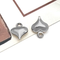 Vue macro de deux pendentifs en forme de cœur en acier inoxydable avec boucles en métal - Coeur Creux / Acier