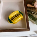 Pince à cheveux football jaune et verte avec coutures noires sur plateau en bois - Pince à griffes de rugby / Jaune