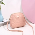 Roze shell-crossbodytas met driehoekig stiksel en vlinderdecoratie aan de voorzijde - Roze