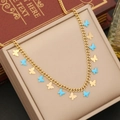 Goldene Schmetterlingskette mit hellblauen Emaille-Anhängern an einer Gliederkette - Blauer Schmetterling