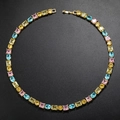 Détail d'un collier doré orné de pierres précieuses colorées rectangulaires et ovales - 425mm*8mm / Collier en strass arc-en-ciel doré