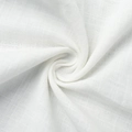 Détail du tissu en coton et lin blanc montrant le tissage respirant et les plis doux - S / Blanc
