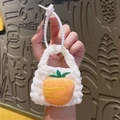 Mini ciondolo per borsa in maglia bianca con design a carota e catena di perline - Design Carota (Bianco)